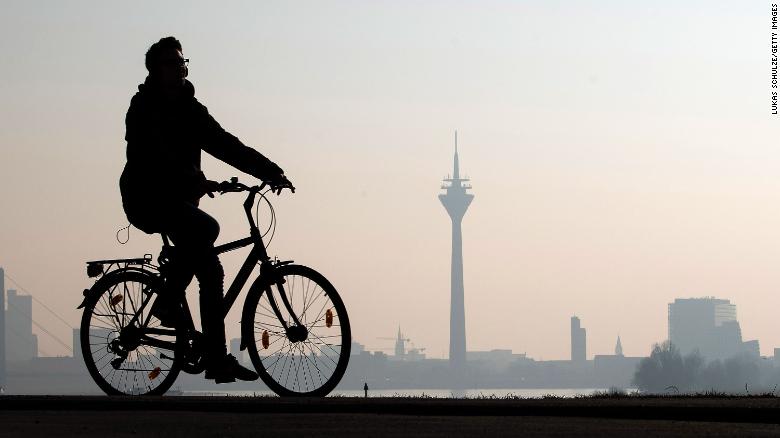 Give cyclists an extra days vacation, politician proposes
