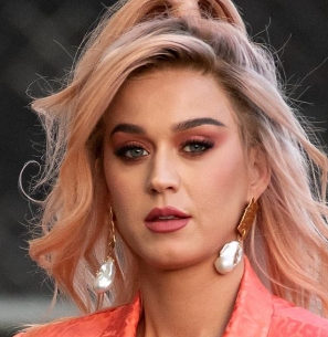 Katy Perry has now become a mother so it is not surprising if someone thinks that the "Roar" singer will be more careful in choosing her dress style.