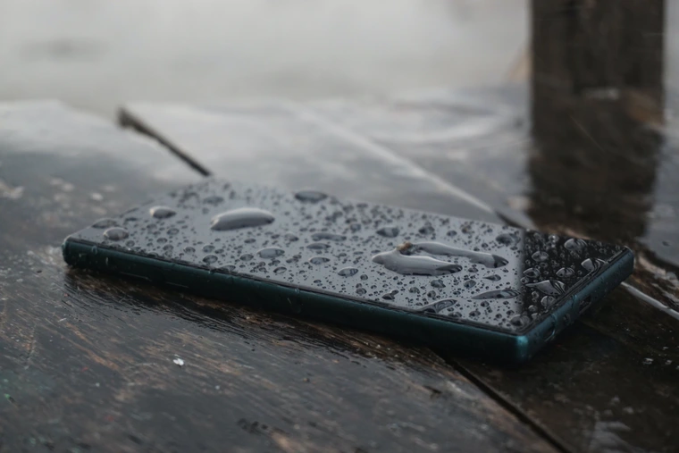 How dust and moisture protection works in mobile devices